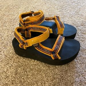 Platform Tevas, Yellow fringe pattern, Women’s size 6